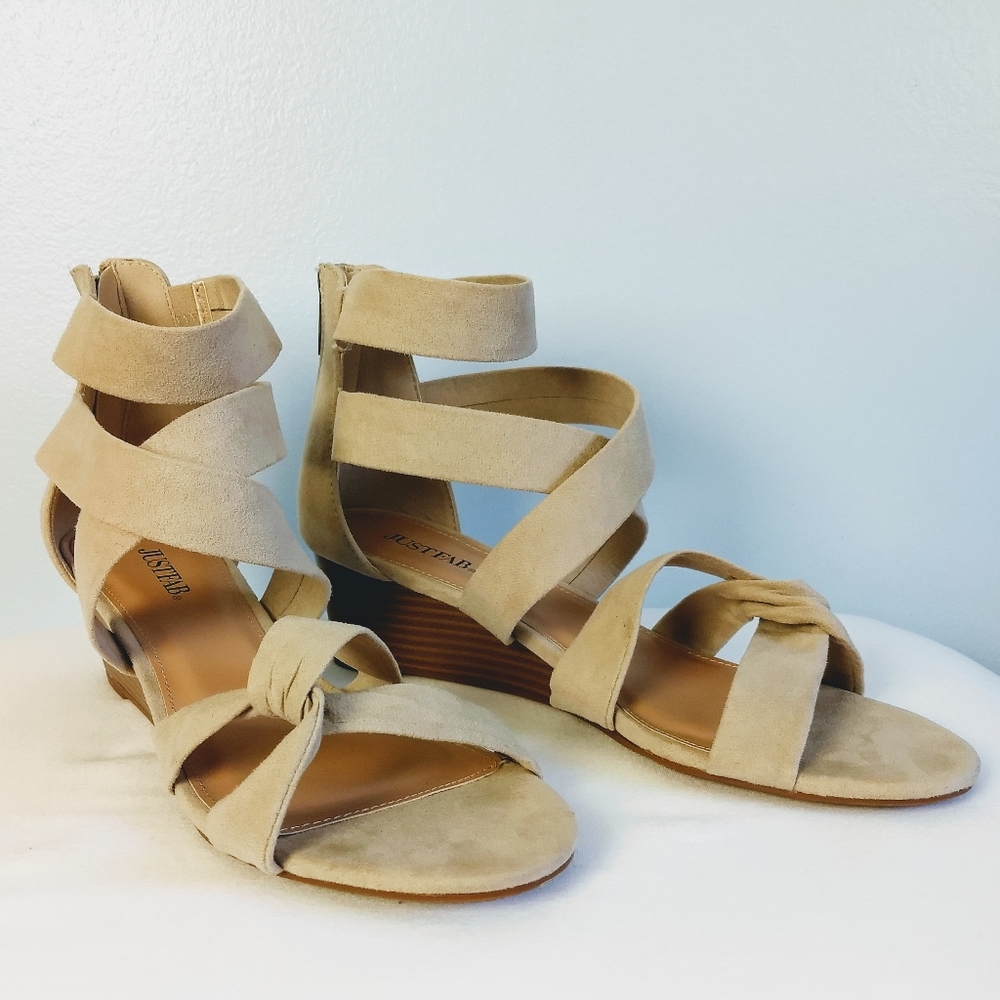 NWOB JustFab 'Ismay' 2-Inch Heel Beige Gladiator Zipper Back Sandals Size 10